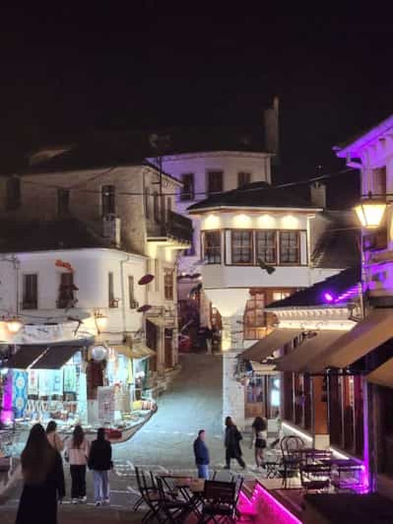Gjirokaster : Cours de broderie traditionnelle albanaise.