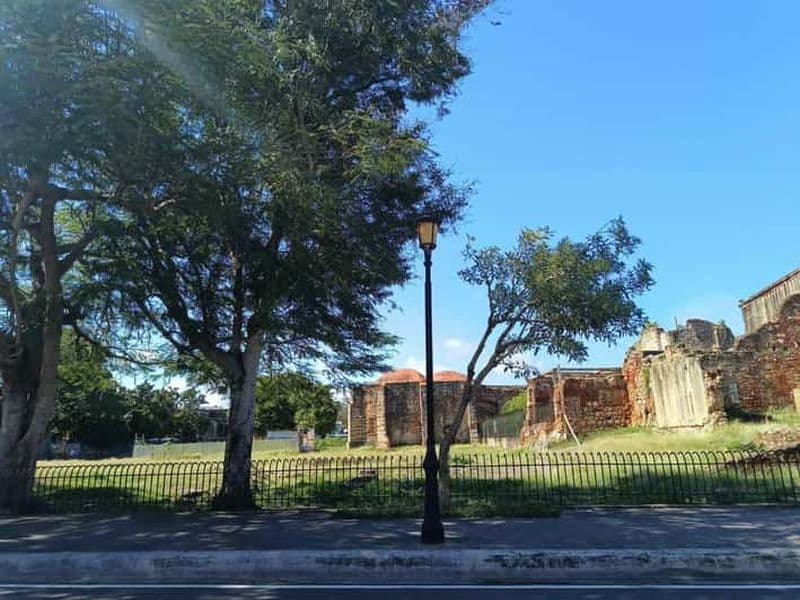 Saint-Domingue : promenade coloniale et aquarelle.