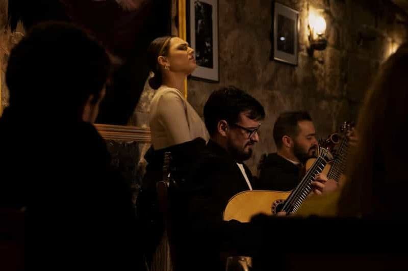 Billet Porto : Un spectacle de fado intime dans une taverne historique