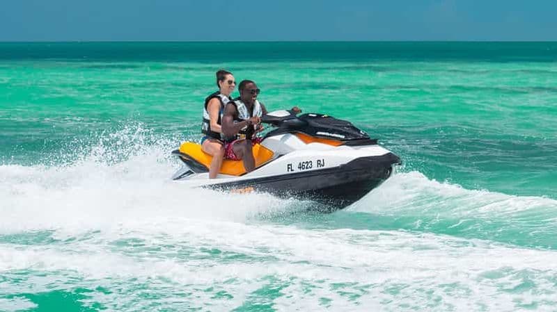 Doha : Jet Ski à l'horizon avec vue sur Katara et Pearl Qatar