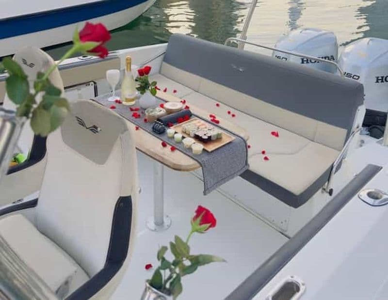 Billet Croisière romantique privée de 2 heures au coucher du soleil avec sushis et boissons