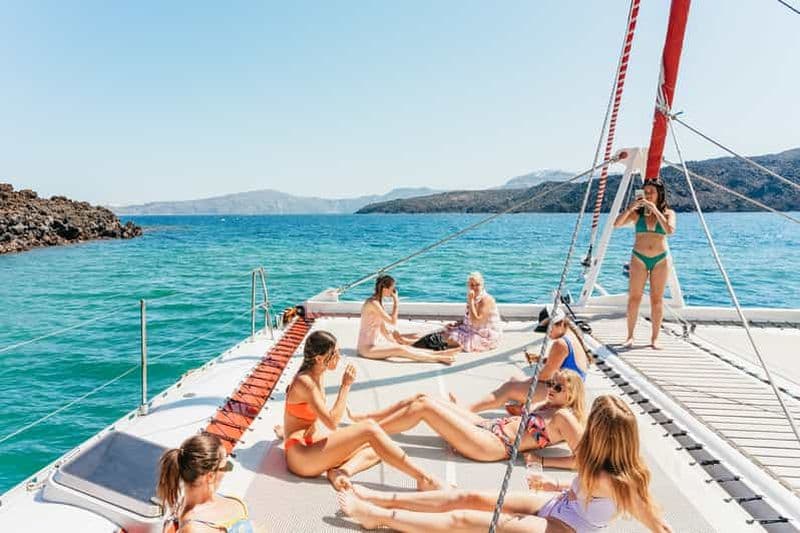 Santorin : Excursion en catamaran avec dîner barbecue, boissons et musique
