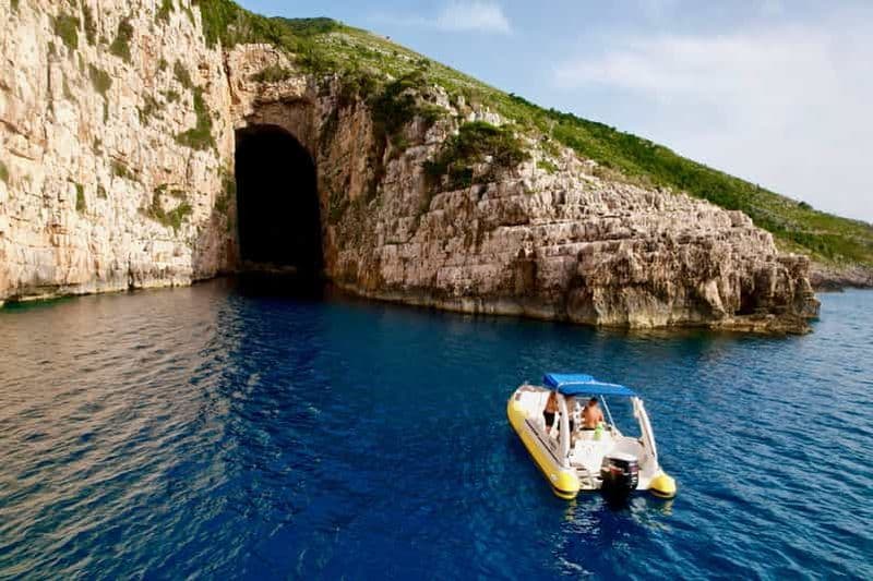Billet Au départ de Vlore : excursion en hors-bord à la grotte Haxhi Ali et à Karaburun