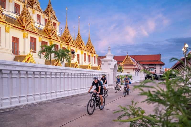 Bangkok : Visite nocturne à vélo avec visite des temples et du marché aux fleurs