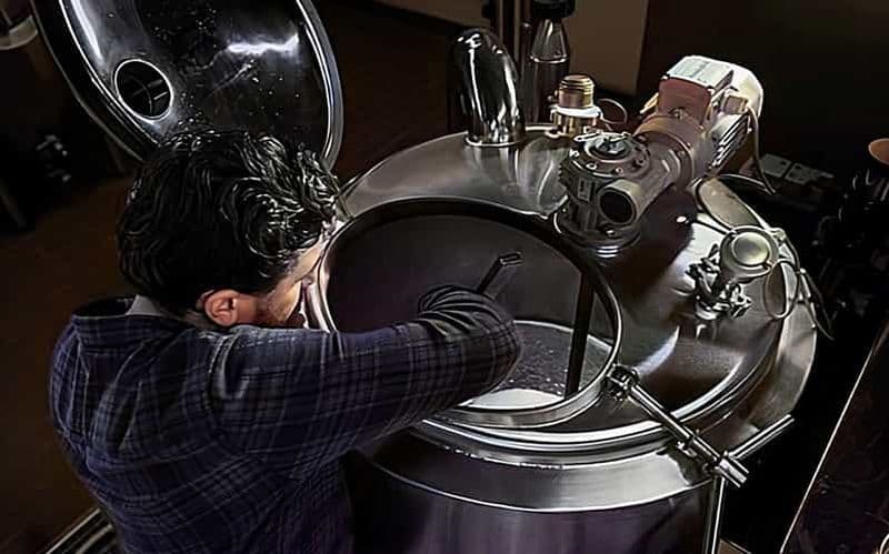 Apprenez à brasser votre propre bière à la brasserie Ftelos de Santorin