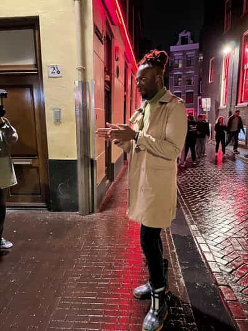 Billet Amsterdam après la tombée de la nuit : odyssée du cannabis sous un ciel rouge