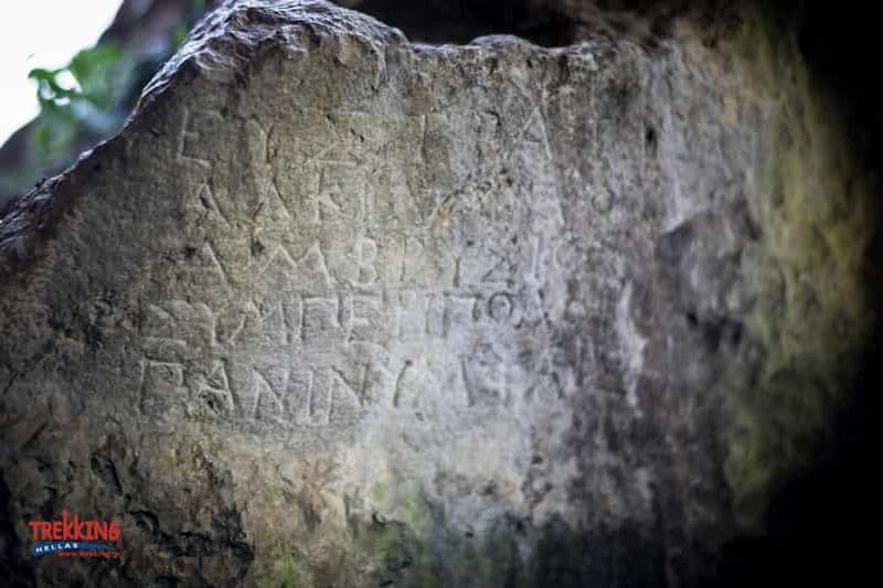 La grotte mythique de Gaia - Randonnée dans la grotte du Corycien