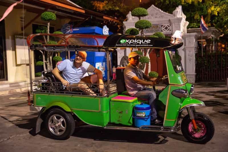 Billet Bangkok : visite nocturne des marchés, des temples et de la gastronomie en tuk-tuk
