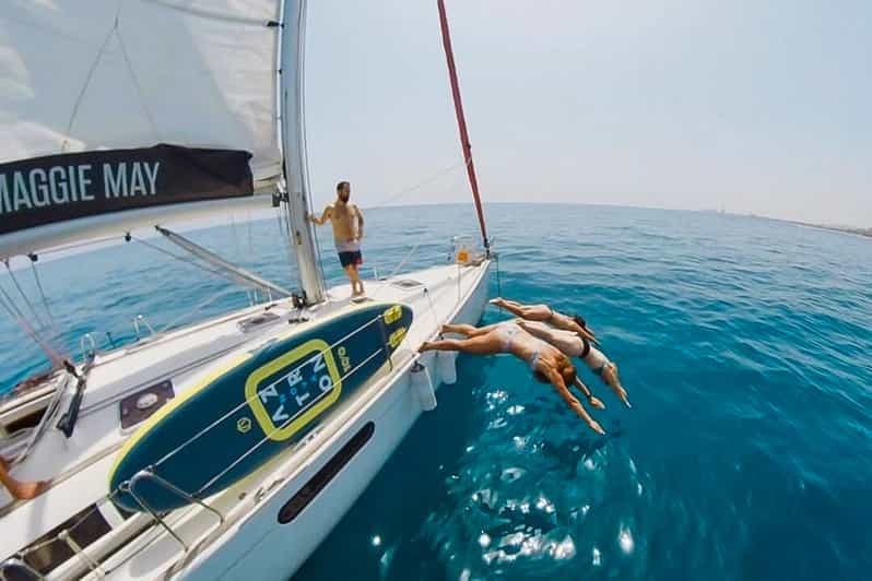 Barcelone : Excursion en bateau le long de la côte avec collations et Cava