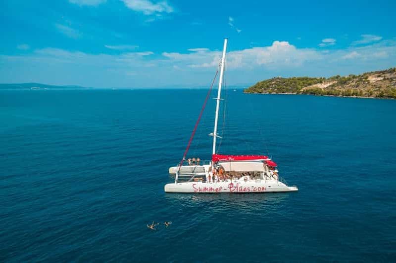Billet Depuis l'île de Brač : Visite culinaire en catamaran avec repas et boissons