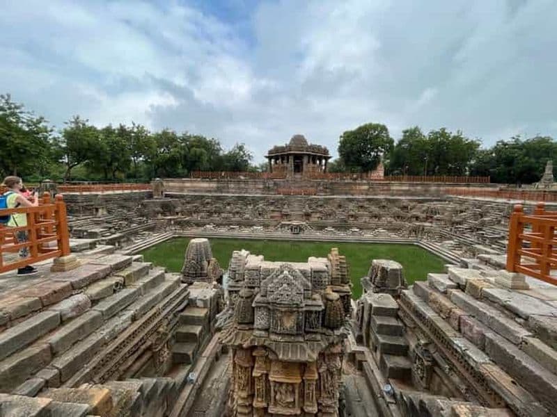 Ahmedabad : excursion d'une journée au temple du soleil de Modhera et au puits de la reine