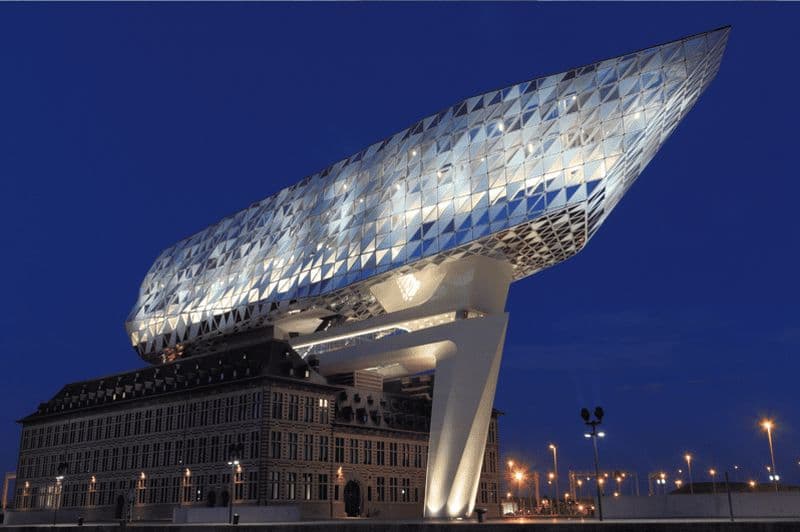 Billet Anvers : Jeu d'enterrement de vie de jeune fille en plein air sur Smartphone