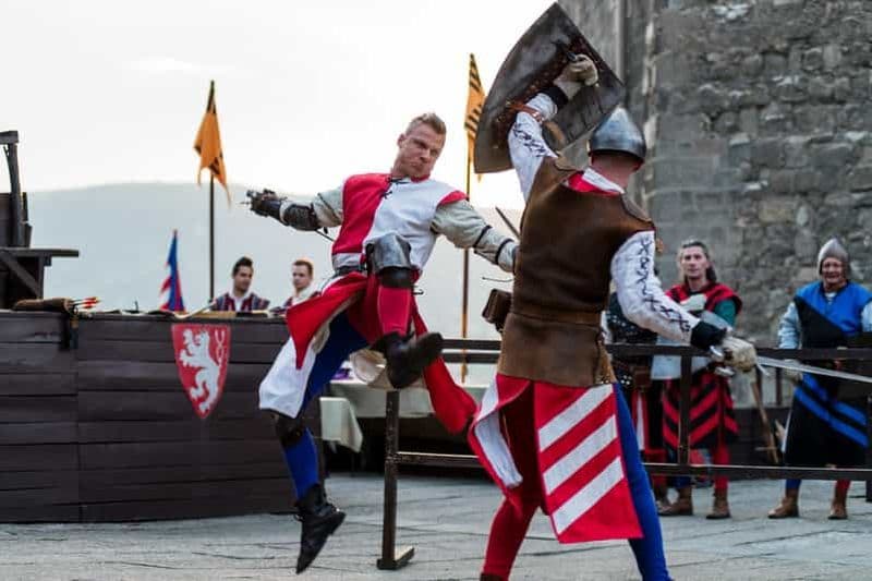 Billet Au départ de Budapest : croisière à Visegrád avec spectacle médiéval et banquet