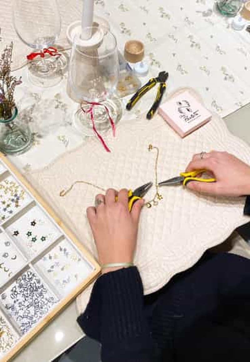 Barcelone : atelier de création de bijoux avec vin et collation