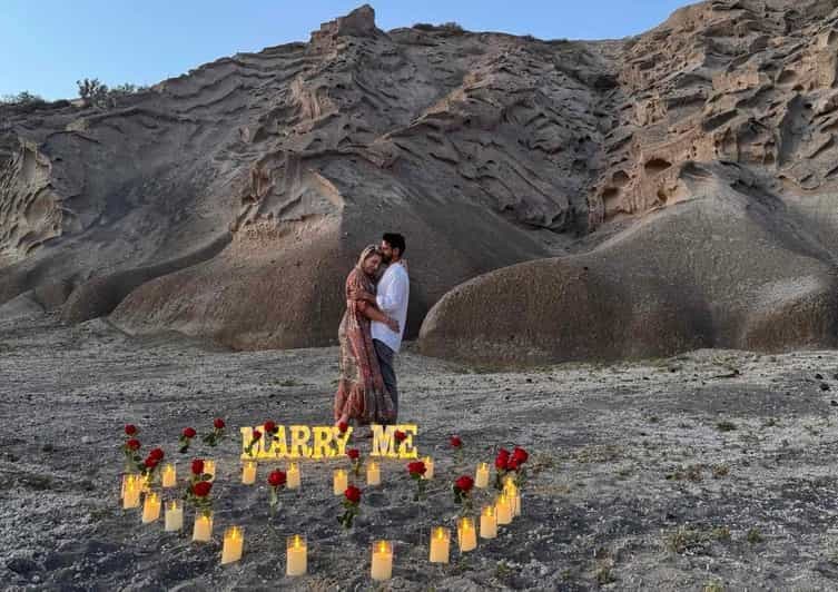 Billet Santorin : forfait demande en mariage romantique sur la plage de Vlychada