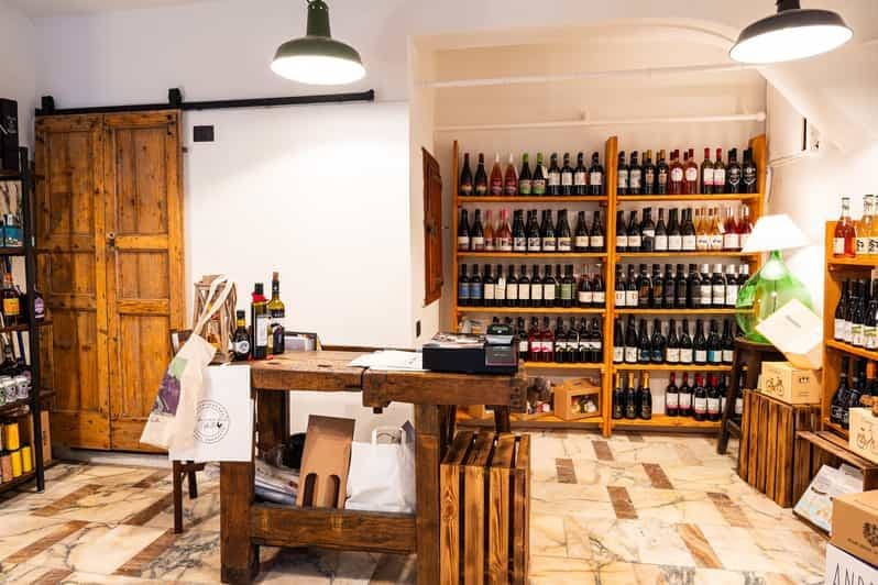 Dégustation de vins locaux avec des amuse-gueules dans le centre historique de Rapallo.