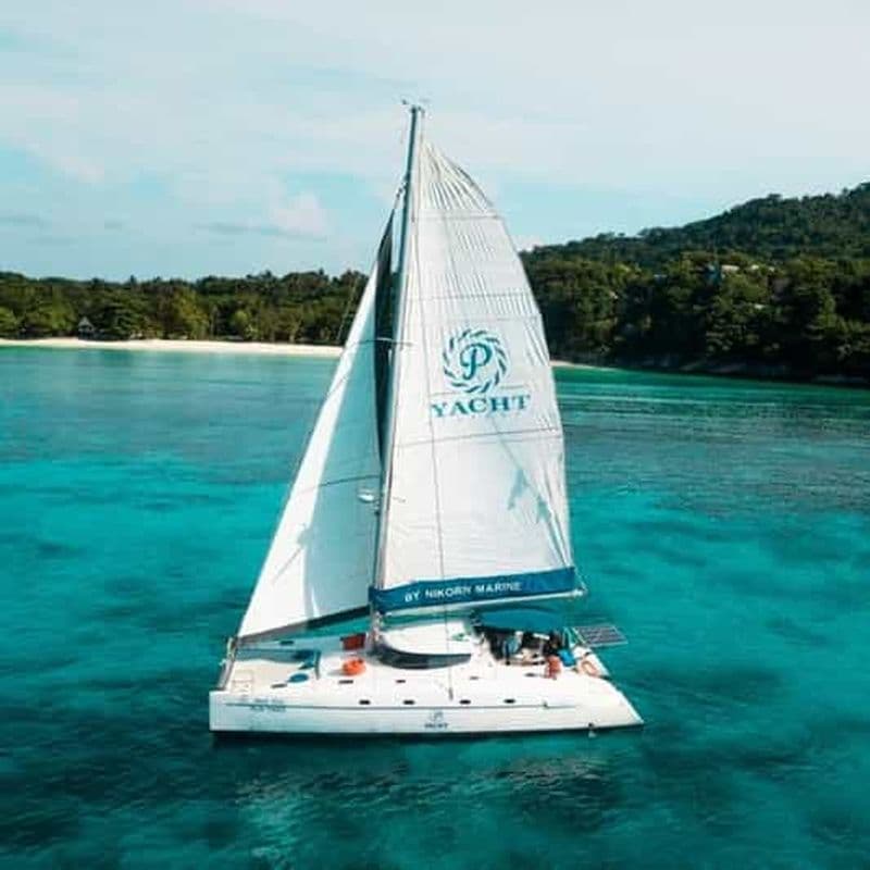 Phuket : Coral Island en yacht a voile 1 journée + repas + transfert A/R
