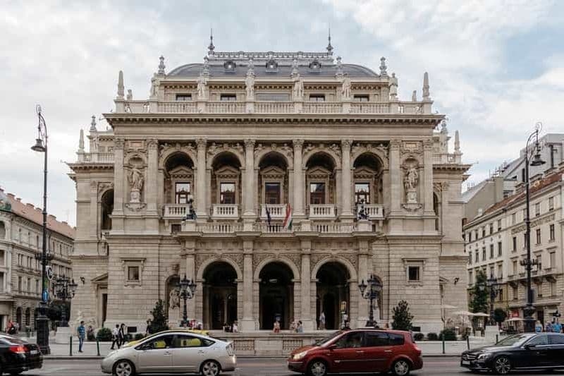 Billet Budapest : visite de l'avenue Andrássy et spectacle de musique folklorique