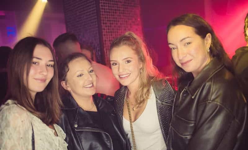 Tournée des bars GRATUITE avec 1 heure de open bar et clubs en OPTION