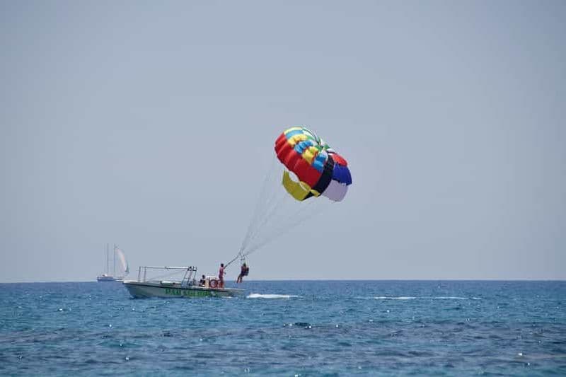 Santorin : Vol en parachute ascensionnel à Black Beach