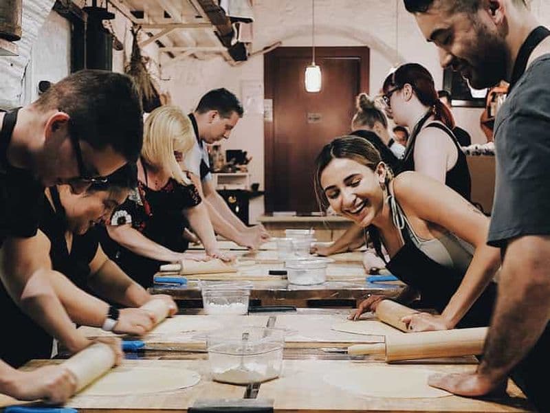 Billet Rome : Fabrication de pâtes avec dégustation de vin et dîner à Frascati