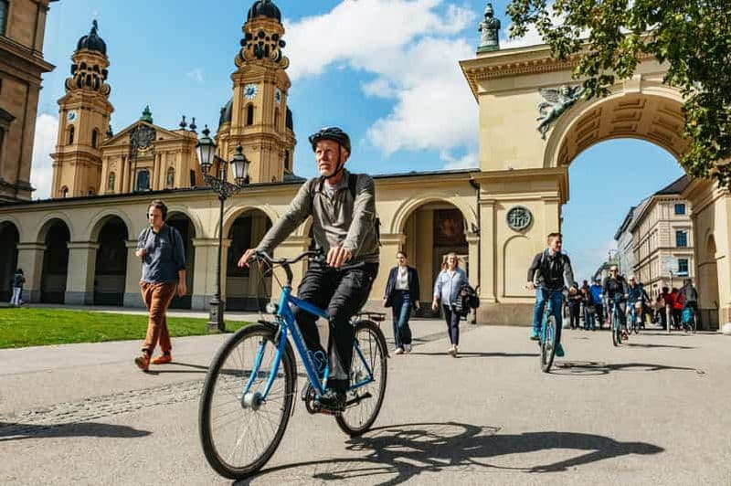 Munich : visite citadine guidée à vélo avec arrêt dans un café en plein air