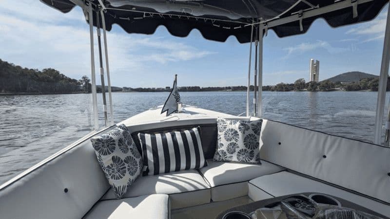 Billet Canberra : bateau électrique autonome sur le lac Burley Griffin