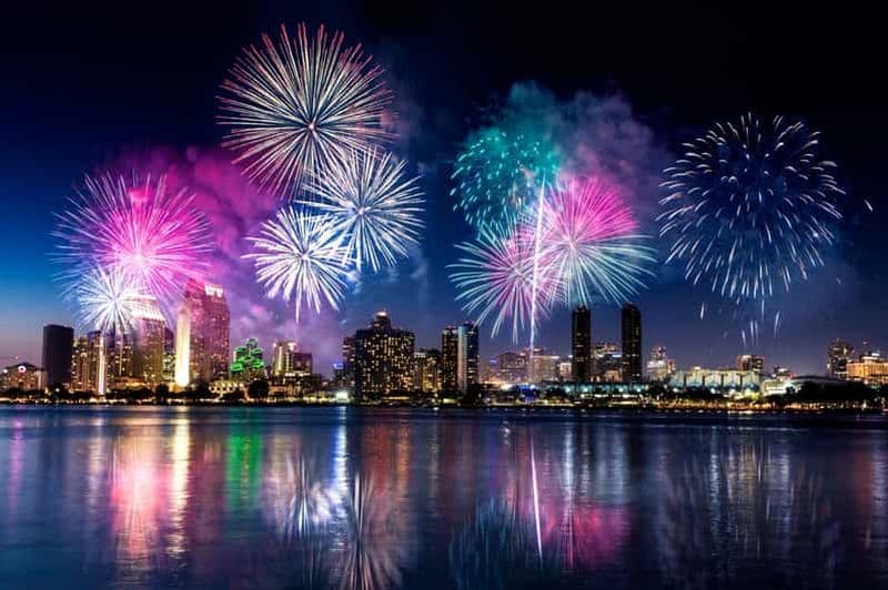 Billet Oahu : Croisière pour le feu d'artifice du vendredi à Waikiki avec collations et boissons