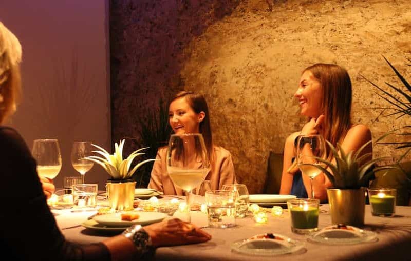 Valence : Visite de la vieille ville, vin et tapas dans un monument du XIe siècle