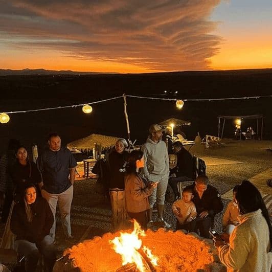 Billet Marrakech : Agafay, repas au coucher du soleil dans le désert, spectacle berbère, musique live