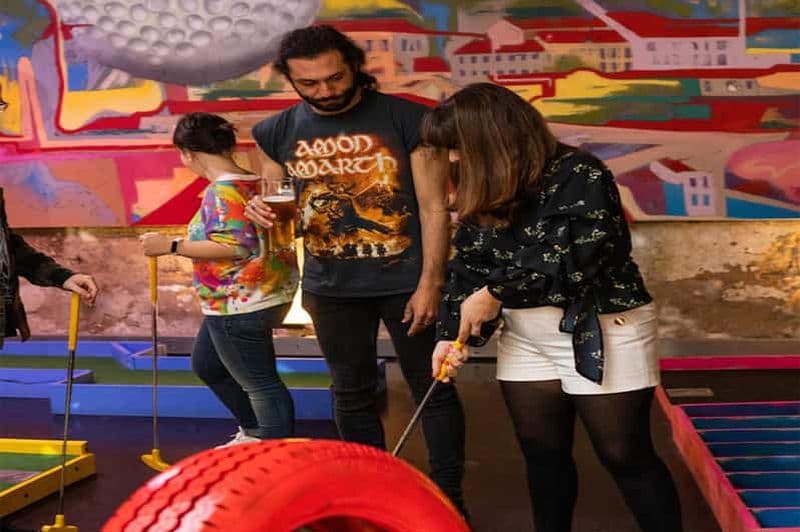 Lisbonne : billet pour un minigolf intérieur de 18 trous avec espace bar