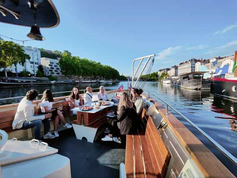 Lyon : Croisière en ville avec charcuterie, fromage et vin