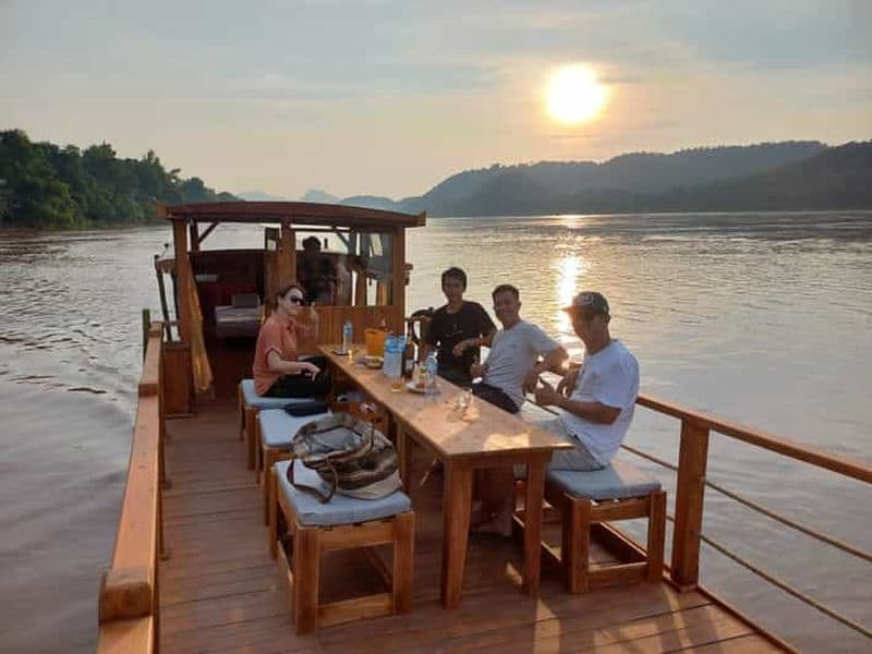 Billet Luang Prabang : Croisière au coucher du soleil sur le Mékong et dîner de hot pot