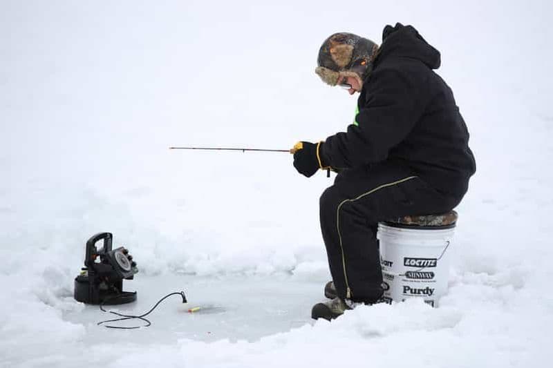 Escapade hivernale dans les Laurentides : Excursion de pêche sur glace tout compris