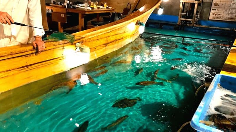 Tokyo : Atelier de fabrication de sushis avec du poisson pêché par vos soins