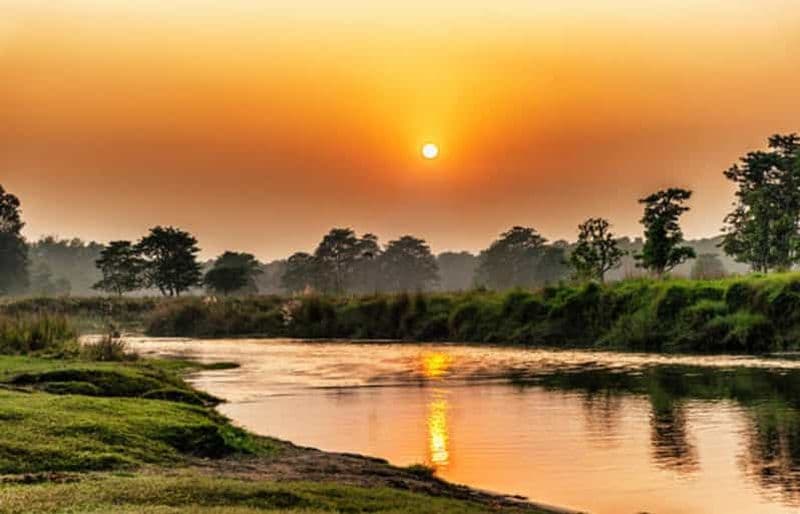 Sauraha : Coucher de soleil sur la rivière Rapti et spectacle de danse culturelle Tharu