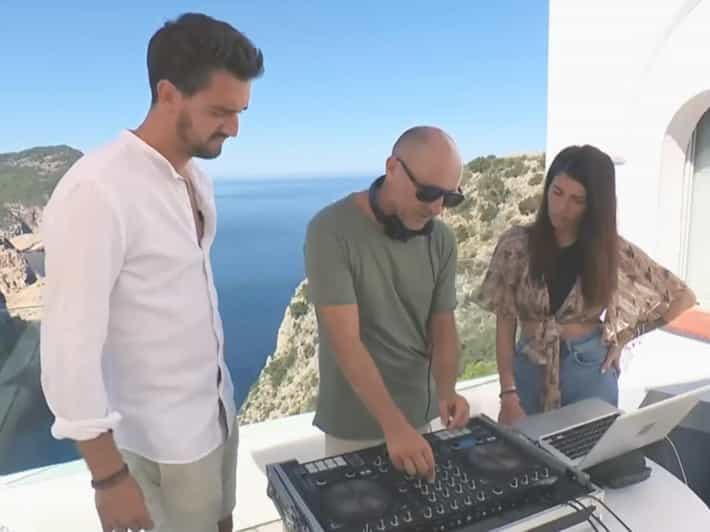 Cours de DJ à Ibiza, coucher de soleil et soirée au Café del Mar
