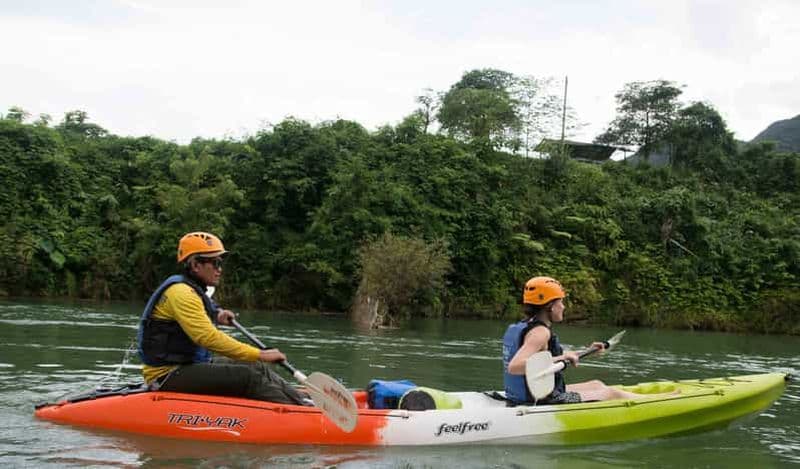 Vang Vieng : Kayak et descente de grottes en tube avec tyrolienne/lagon bleu