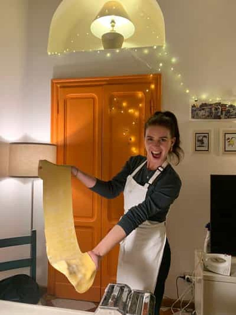 Cours de cuisine en petit groupe dans une maison milanaise typique