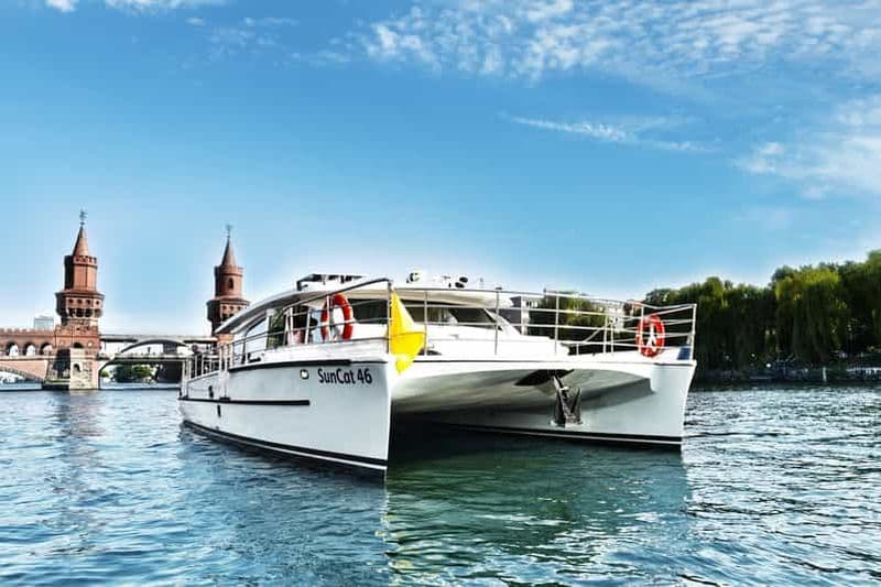 Berlin : Tour en bateau exclusif sur un catamaran à énergie solaire