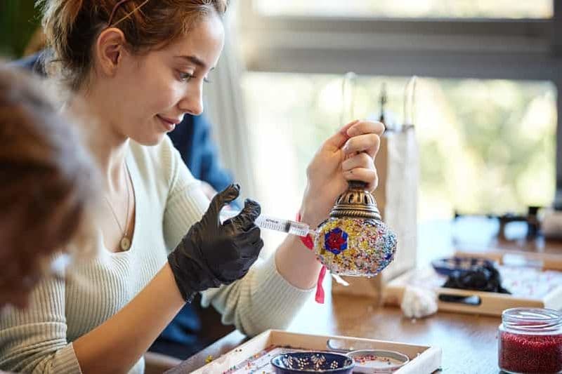 Antalya : atelier traditionnel de fabrication de lampes et bougeoirs en mosaïque