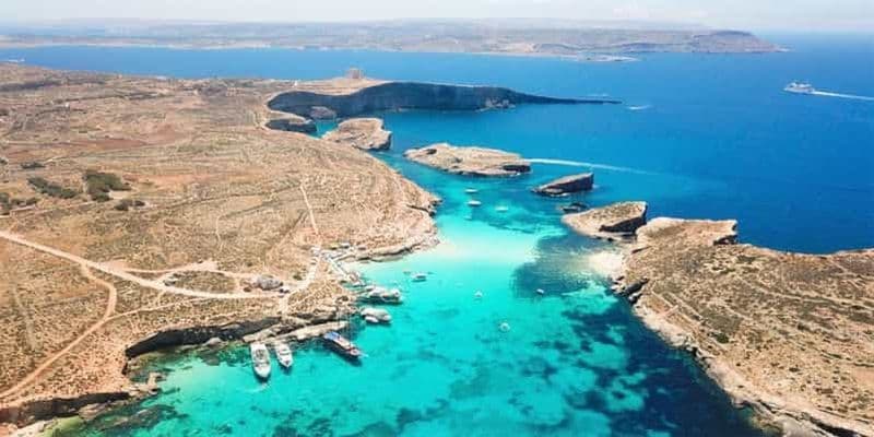 Aventure de plongée en apnée dans le lagon bleu de Comino