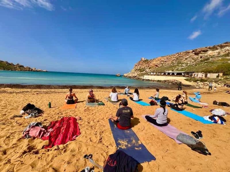 Cours de yoga sur la plage et baignade