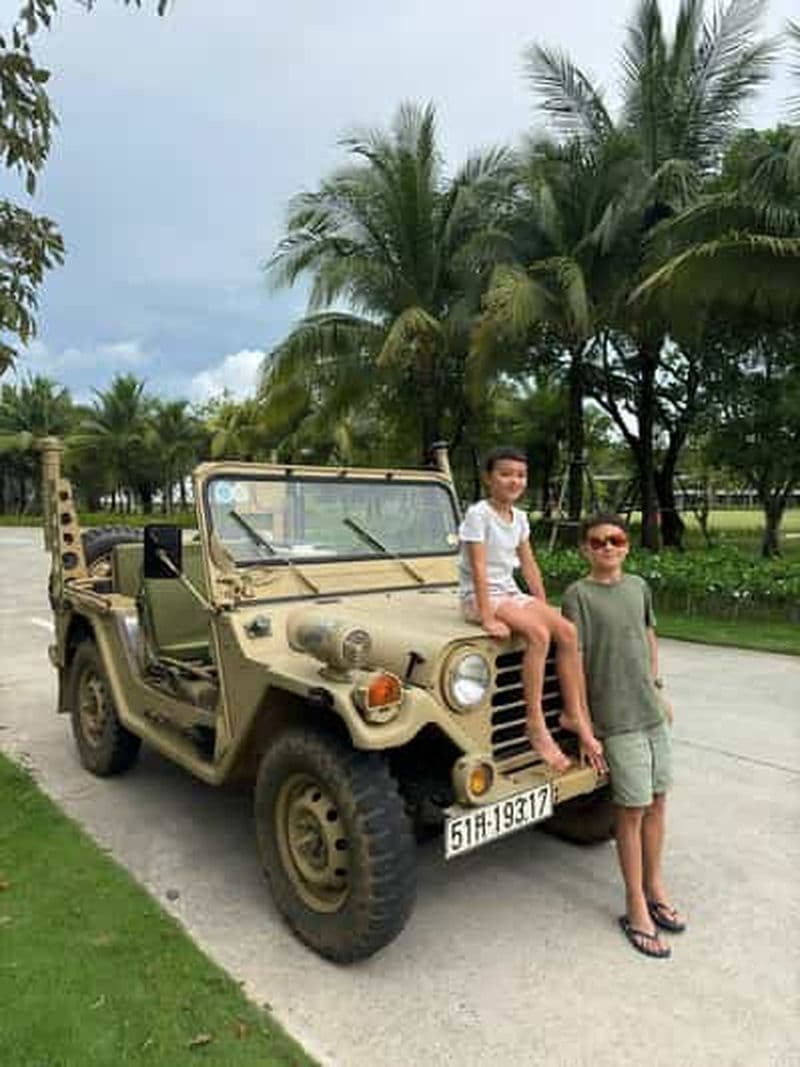 Transfert de l'aéroport de Phú Quốc en Jeep militaire avec arrêt photo