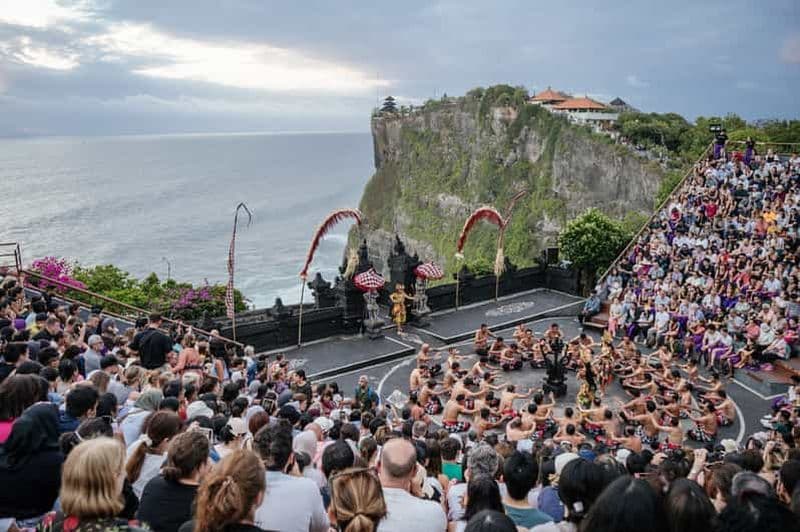 Bali : Visite du temple d'Uluwatu et de la danse du feu Kecak : passez votre chemin