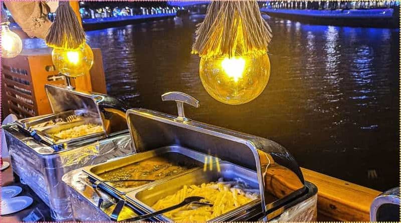 Billet Dubaï : dîner-croisière en boutre dans la marina avec spectacle