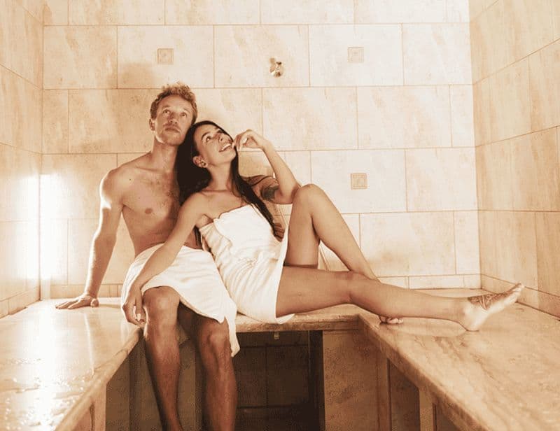 Profitez d'un hammam traditionnel marocain parfumé avec vos proches.