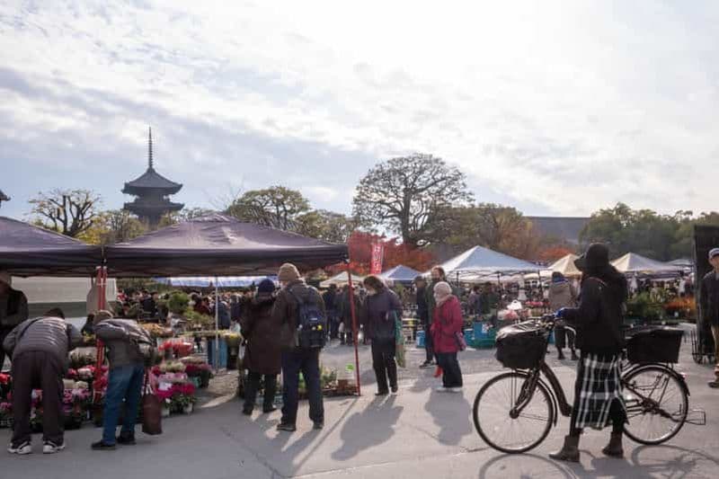 Kyoto : discussion et chasse au trésor au marché aux puces de To-ji avec des habitants