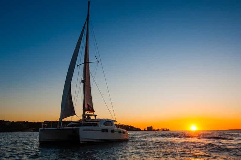 Billet Lisbonne : croisière au coucher du soleil avec boissons sur un yacht spacieux