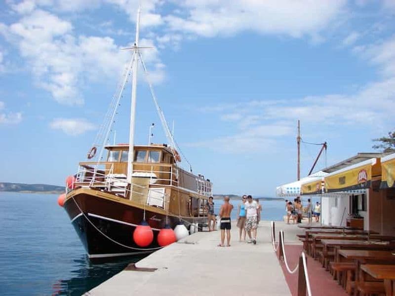 Billet Au départ de Baška : excursion d'une journée sur une île à bord d'un bateau traditionnel avec déjeuner